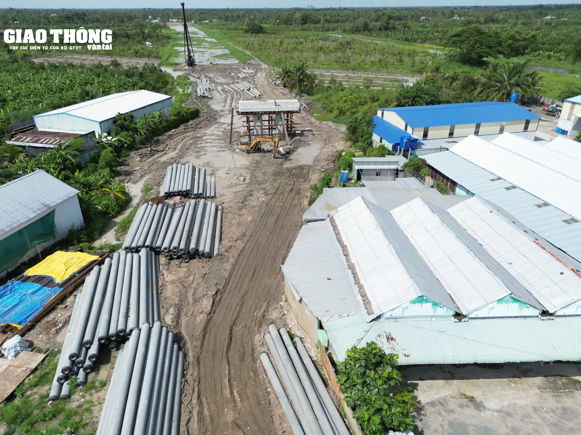 Công nhân và máy móc thi công phần cầu trên tuyến cao tốc Cần Thơ - Hậu Giang
