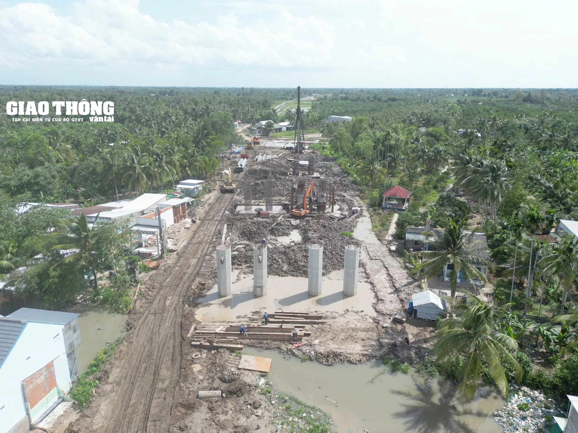 Tổng thể công trường thi công với nhiều máy móc thiết bị đang hoạt động