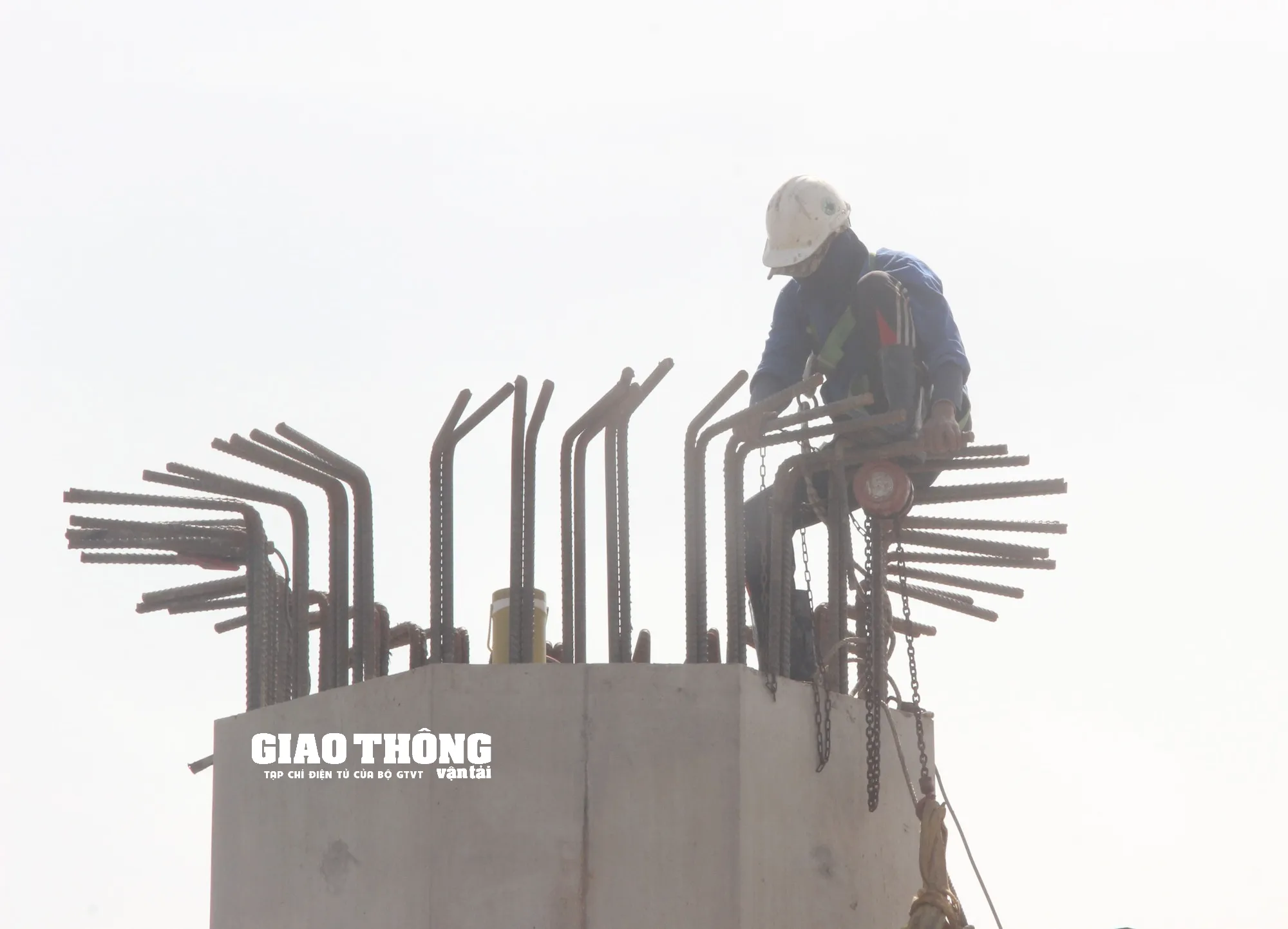 Nhà thầu tập trung thi công hạng mục cầu vượt tại nút giao quan trọng