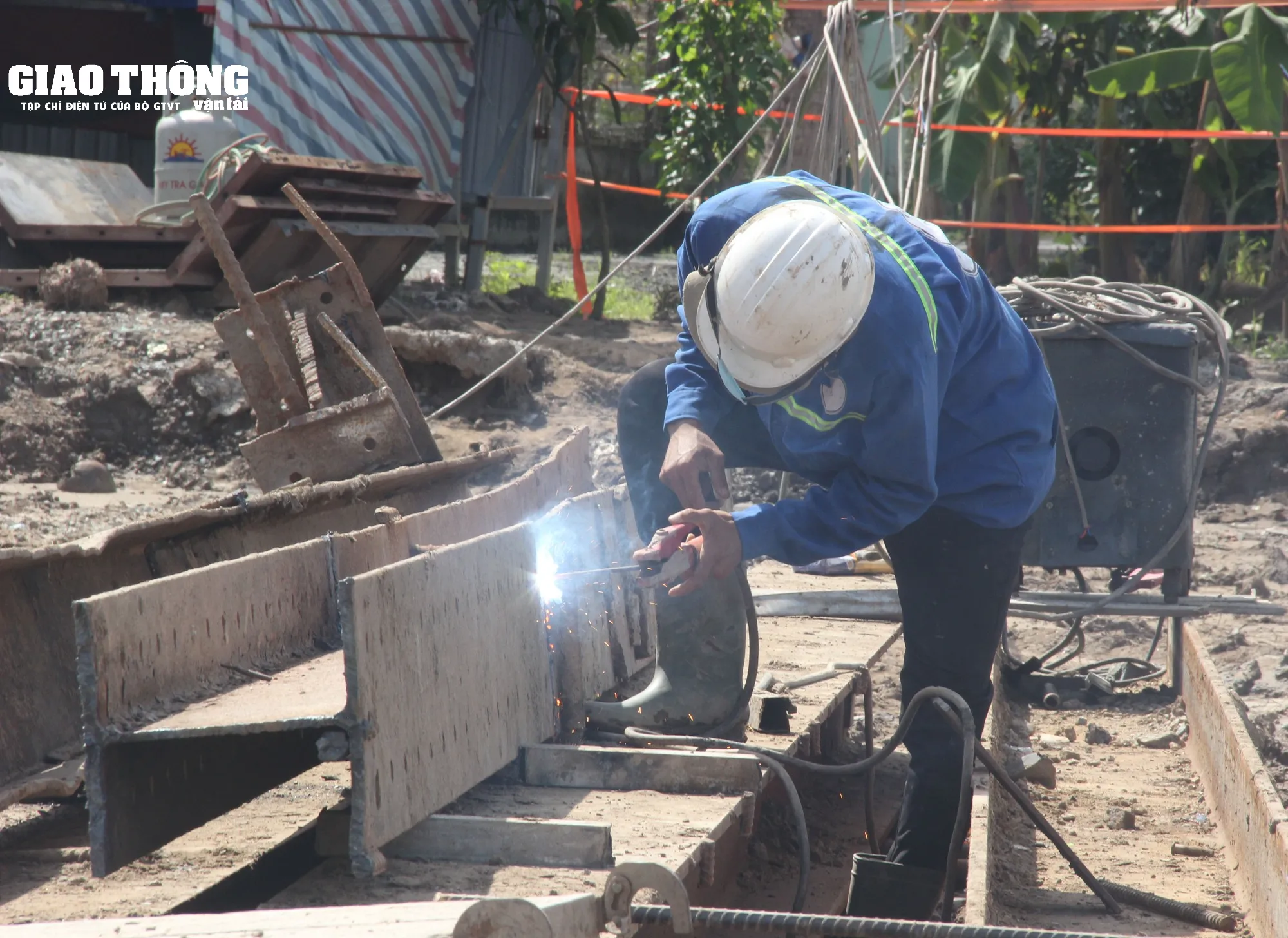Công nhân đang thi công phần thân trụ cầu vượt tại nút giao
