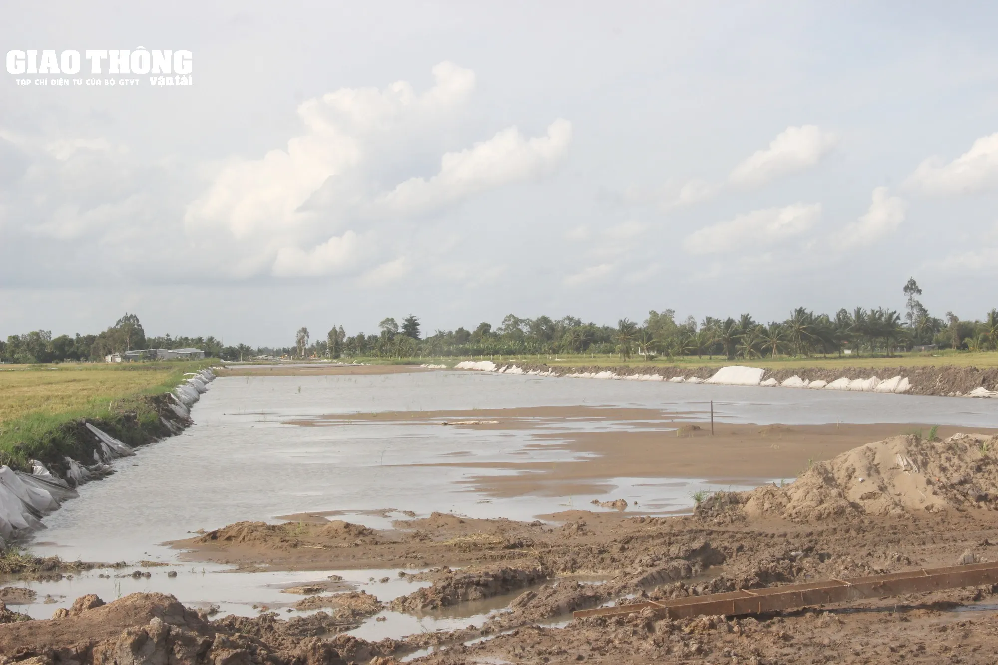 Phần nền đường đang được xử lý vải địa kỹ thuật và chờ cát đắp gia tải