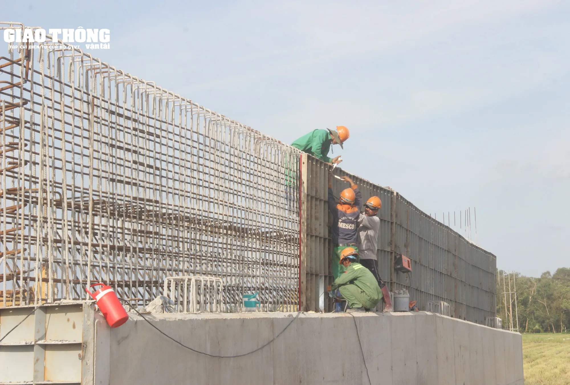 Công nhân thi công cốt thép tại công trường cầu trên tuyến