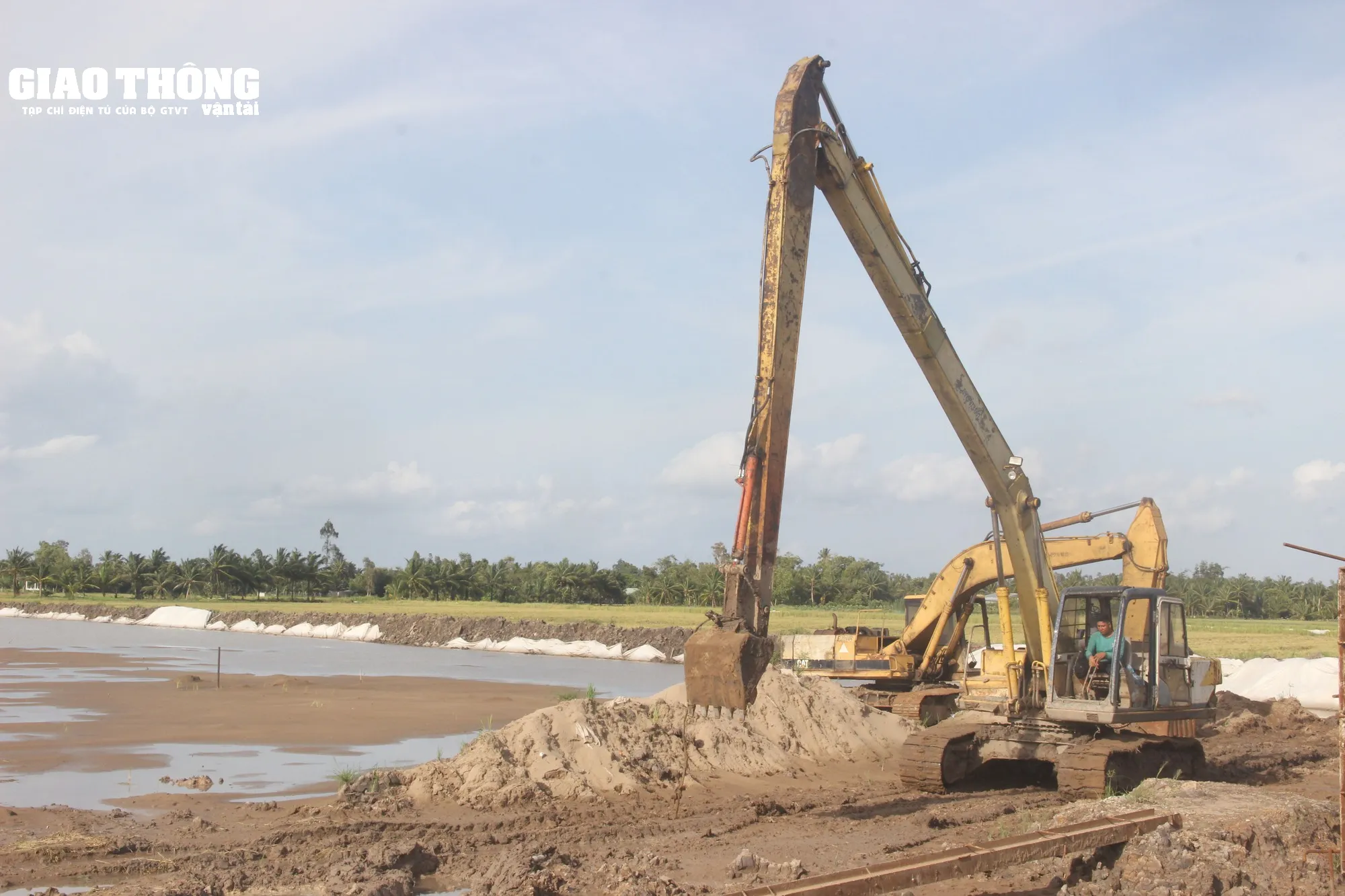 Máy xúc đang thi công đào đắp nền đường trên tuyến cao tốc