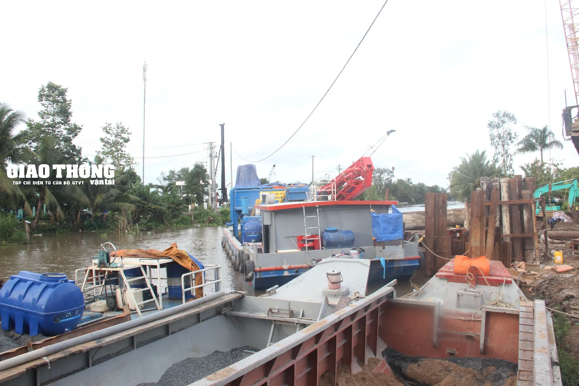 Trạm trộn bê tông được vận chuyển và lắp đặt bằng phương tiện thủy trên công trường