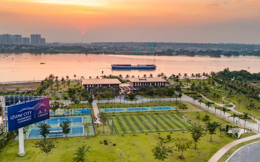 Sân thể thao ngoài trời, một trong những tiện ích hiện hữu tại Izumi City