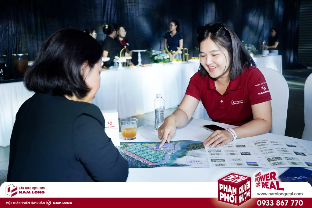 Chuyên viên Sàn Nam Long tư vấn khách hàng tại sự kiện Izumi City